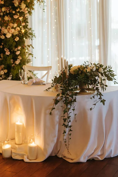 Düğünler için ziyafet salonu, şölen salonu dekorasyonu, atmosfer dekorasyonu.