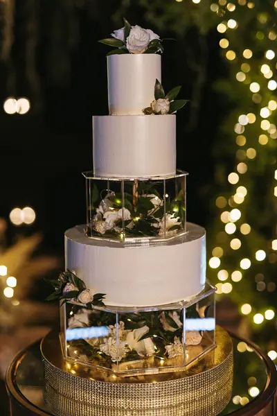 Yeni evlilerin düğün pastasında ateşli bir düğün.