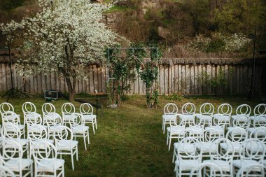 Çam ağacındaki çayırda kurumuş çiçeklerle düğün alanı.