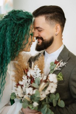 Gelin ve damadın buluşması otel lobisinde.