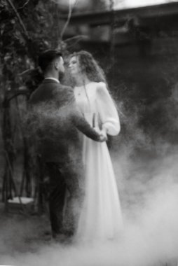 Gelin ve damadın ilk düğün dansı şehir kulübünün açıklığında.