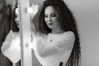 Sabah güzellik salonunda yeşil kıvırcık saçlı bir gelinin portresi.