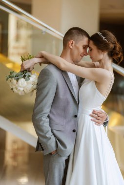 Gelin ve damadın ilk buluşması otel merdivenlerinde.