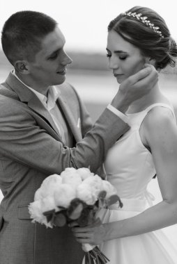 Gelin ve damat ilk kez cam bir gökdelenin çatısında buluşuyorlar.