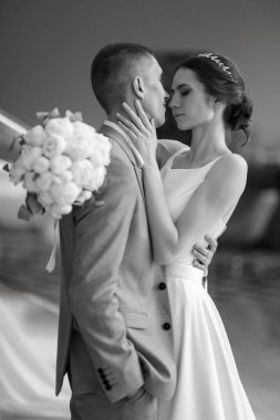 Gelin ve damadın ilk buluşması otel merdivenlerinde.