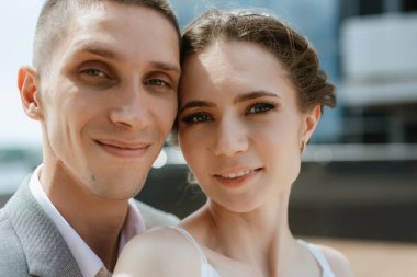 Gelin ve damat ilk kez cam bir gökdelenin çatısında buluşuyorlar.