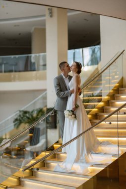 Gelin ve damadın ilk buluşması otel merdivenlerinde.