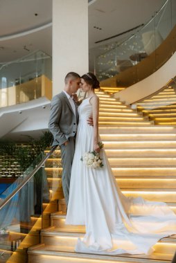 Gelin ve damadın ilk buluşması otel merdivenlerinde.