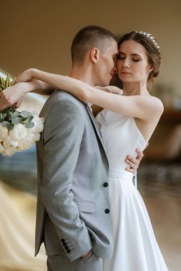 Gelin ve damadın ilk buluşması otel merdivenlerinde.