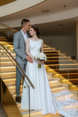 Gelin ve damadın ilk buluşması otel merdivenlerinde.