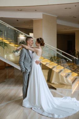 Gelin ve damadın ilk buluşması otel merdivenlerinde.