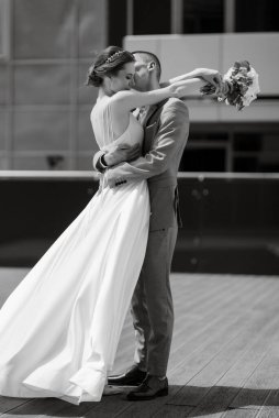 Gelin ve damat ilk kez cam bir gökdelenin çatısında buluşuyorlar.