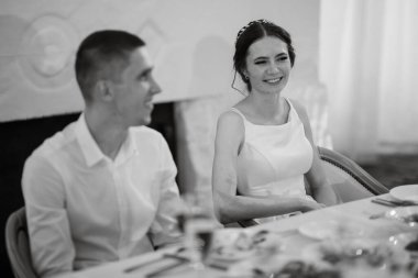 Yeni evlilerin portresi düğün şöleninde başkanlık makamında.