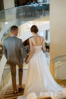 Gelin ve damadın ilk buluşması otel merdivenlerinde.