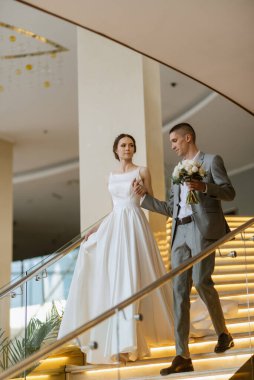 Gelin ve damadın ilk buluşması otel merdivenlerinde.