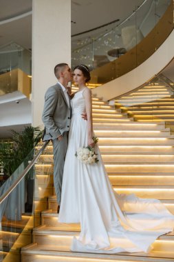 Gelin ve damadın ilk buluşması otel merdivenlerinde.