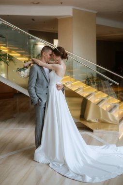 Gelin ve damadın ilk buluşması otel merdivenlerinde.