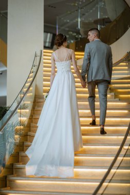 Gelin ve damadın ilk buluşması otel merdivenlerinde.