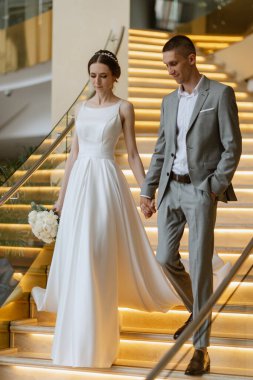 Gelin ve damadın ilk buluşması otel merdivenlerinde.