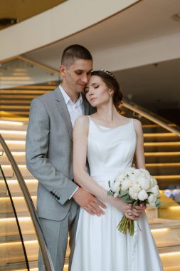 Gelin ve damadın ilk buluşması otel merdivenlerinde.