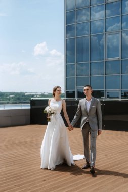 Gelin ve damat ilk kez cam bir gökdelenin çatısında buluşuyorlar.