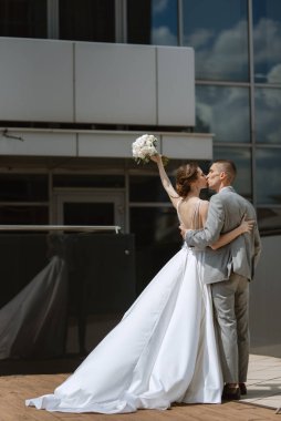 Gelin ve damat ilk kez cam bir gökdelenin çatısında buluşuyorlar.