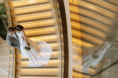 Gelin ve damadın ilk buluşması otel merdivenlerinde.