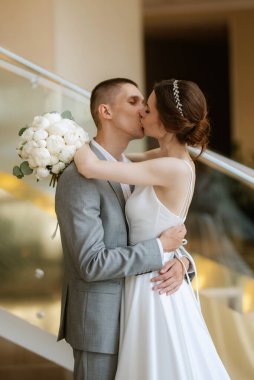 Gelin ve damadın ilk buluşması otel merdivenlerinde.