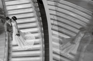 Gelin ve damadın ilk buluşması otel merdivenlerinde.