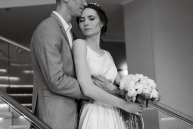 Gelin ve damadın ilk buluşması otel merdivenlerinde.