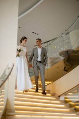 Gelin ve damadın ilk buluşması otel merdivenlerinde.