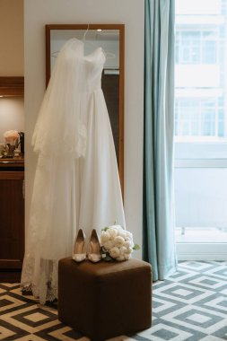 Düğün gününde mükemmel gelinlik.