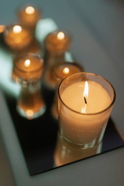 Atmosferik mum dekoru ve ziyafet masasında canlı ateş.