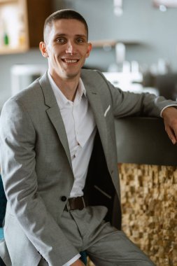 Gri ekose takım elbiseli bir damadın portresi ve aynalı bir kravat.