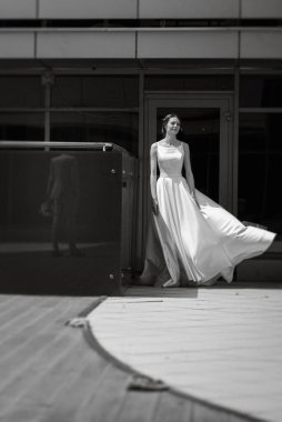 Gelin cam bir gökdelenin çatısında