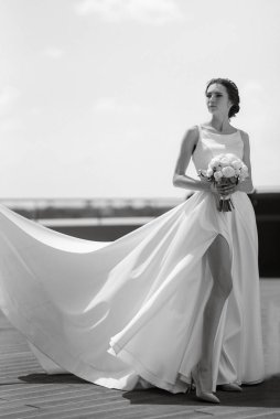 Gelin cam bir gökdelenin çatısında