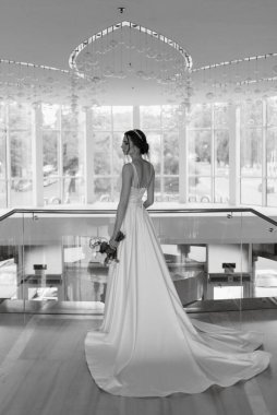 Gelin altın otel merdivenlerinde.