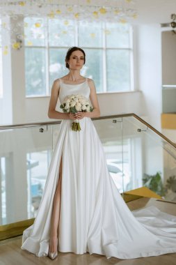 Gelin altın otel merdivenlerinde.