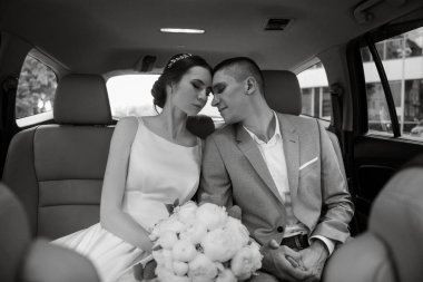 Gelin cam bir gökdelenin yanında siyah bir araba ile