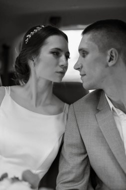 Gelin cam bir gökdelenin yanında siyah bir araba ile