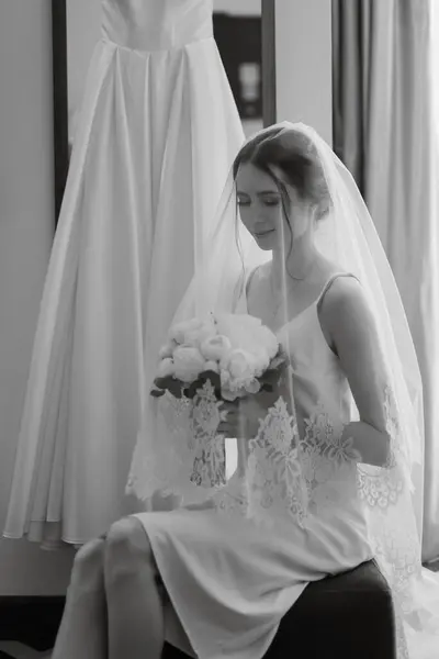 Подготовка Невесты Заправке Свадебного Платья Студии Стоковая Картинка