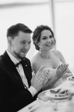 Yeni evlilerin portresi düğün şöleninde başkanlık makamında.