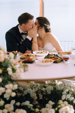 Yeni evlilerin portresi düğün şöleninde başkanlık makamında.