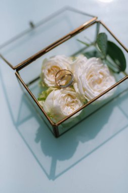 Nikah yüzükleri ve düğün dekoru.