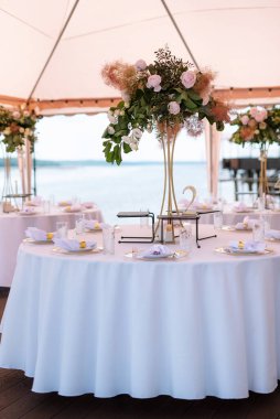 Düğünler için ziyafet salonu, şölen salonu dekorasyonu, atmosfer dekorasyonu.