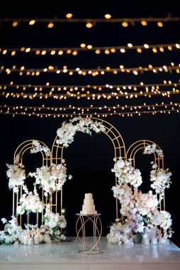 Yeni evlilerin düğününde düğün pastası.