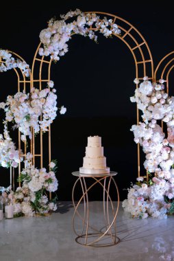Yeni evlilerin düğününde düğün pastası.