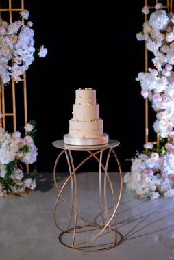 Yeni evlilerin düğününde düğün pastası.