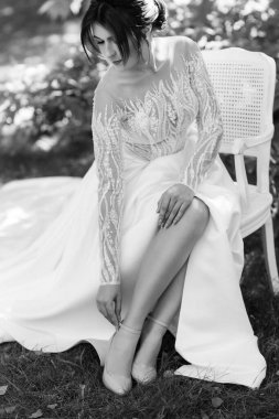 Bahar bahçesinde gelinlik giymiş genç bir kız.