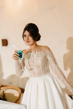 Yeni evlilerin portresi düğün şöleninde başkanlık makamında.